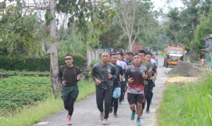 Satgas Pamtas RI-PNG Pos Kotis melaksanakan lari pagi dalam rangka menjaga kondisi fisik.  Kegiatan dilaksanakan di Kp.Wonorejo, Distrik Mannem, Kabupaten Keerom, Papua, pada Sabtu (11/2/2023)