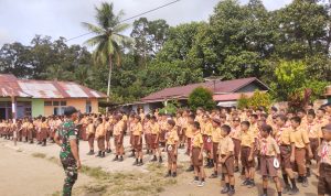 Serda Alfrianus Pedro saat melatih kegiatan kepramukaan pada siswa-siswi SDN 03 Sontas, Sabtu (11/2/2023).