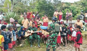 Dalam rangka meningkatkan rasa nasionalisme anak-anak di wilayah pedalaman Papua, Satgas Yonif Raider 321/GT/13/1 Kostrad Pos Napua mengajarkan tentang lagu kebangsaan kepada para pelajar di Distrik Napua, Kabupaten Jayawijaya.