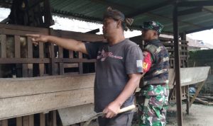 Danramil 06/Cepogo Kodim 0724/Boyolali Kapten Inf Sri Suraya saat komsos bersama Babinsa dengan mengunjungi peternak Sardi, warga Desa Sukabumi, Kecamatan Cepogo, Kabupaten Boyolali, Sabtu (11/2/2023). (foto: kemplu)