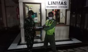 Piket Koramil 03/Serengan Kodim 0735 Surakarta Serda Tito bersama Linmas melaksanakan kegiatan patroli di Wilayah Kecamatan Serengan Kota Surakarta, pada Minggu (12/02/2023) malam.