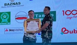 Aster Kodam V/ Brawijaya, Kolonel Arm Wijang Rimoko Ardani S.Sos., M. Han, mewakili Pangdam V/ Brawijaya menerima penghargaan dari Kepala BKKBN, Dr. (HC) dr. Hasto Wardoyo, Sp.OG(K) dalam Rapat Koordinasi Teknis Kemitraan yang digelar di Grand Sahid Jaya, Jakarta Pusat, Selasa (7/3/2023). (foto: pendam v/brawijaya)