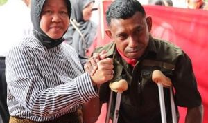 Menteri Sosial Tri Rismaharini di bibir pantai Jalan Lintas Flores, Raporendu, Kecamatan Nangapanda, Kabupaten Ende, Nusa Tenggara Timur, Selasa (28/2).