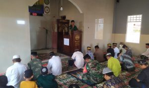 Jumat (3/3/2023) kali ini, dalam rangka menjalin silaturahmi dan membangun ukhuwah islamiyah, personil Koramil 1411-03/Kajang melaksanakan Shalat Jum'at Keliling bersama dengan masyarakat di Masjid Nurul Ikhsan yang berada di Dusun Tanetea Desa, Lembang Lohe, Kecamatan Kajang, Kabupaten Bulukumba