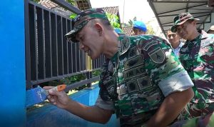 didampingi oleh para perwira stafnya, Danrem 081/DSJ Kolonel Inf H. Sugiyono, S.Sos., M.Si. siang ini meninjau progres pengerjaan berbagai sarana dan prasarana yang dilakukan di Masjid Al Amin, Jumat (3/3/2023)