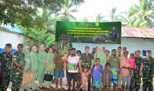 Anak yang mengalami stunting di wilayah Korem 174 Merauke menerima bantuan tambahan gizi yang dibagikan oleh Danrem 174/ATW Brigjen TNI Agus Widodo, S.I.P., M.Si., bertempat di Kampung Kamangi, Distrik Tanah Miring, Kabupaten Merauke, Papua Selatan, Rabu (8/3/2023)