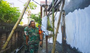 Pangdam V/Brawijaya Mayjen TNI Farid Makruf meninjau langsung program Rumah tidak layak huni (Rutilahu) di Desa Garon Balerejo, Kabupaten Madiun, Jumat (10/3/2023)