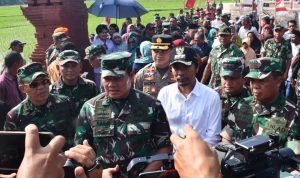 Panglima TNI Laksamana Yudo Margono bersama Ketua Dharma Pertiwi Ibu Vero Yudo Margono meninjau berbagai hasil yang telah dicapai dalam kegiatan Karya Bakti Skala Besar Mabes TNI yang diselenggarakan di Desa Garon, Kecamatan Balerejo, Kabupaten Madiun, Sabtu (11/3/2023).