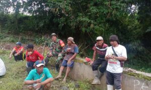 Babinsa Koramil 06 /Cepogo Kodim 0724/ Boyolali Serka Kasturi disela-sela waktu istirahat kerja bakti selalu menjalin komunikasi dengan masyarakat baik tua maupun muda. Dalam kerja bakti di Desa Tumang, Kecamatan Cepogo Kabupaten Boyolali, Kamis (16/3/23).