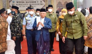 , Wakil Presiden RI K.H Ma’ruf Amin menghadiri Wisuda Hafidhoh ke-5 yang berlangsung di Ponpes Hamalatul Qur’an Putri di Desa Jarak Kulon, Kecamatan Jogoroto, Kabupaten Jombang, pada Rabu (15/3/2023).