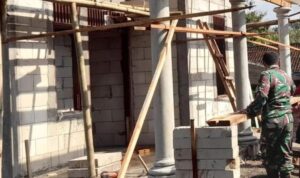 Babinsa Koramil 10/Sambi Kodim 0724/Boyolali Sertu Sajanji membantu warga dalam membangun rumah milik Ibu Suryani (45) Dukuh Karangsalam Desa Trosobo Kecamatan Sambi Kabupaten Boyolali, Senin (20/3/2023).