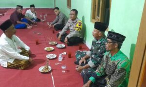 Sambut bulan suci Ramadhan 1444 H Babinsa Koramil 17/Wonosegoro Kodim 0724/Boyolali Serma Agus Widodo bersama Bbainkamtibmas setempat melaksanakan komunikasi sosial (komsos) dengan tokoh agama di Desa Kedungpilang, Kecamatan Wonosamudro, Kabupaten Boyolali, pada Rabu (22/3/2023) malam