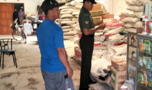 memastikan ketersediaan pupuk bersubsidi aman, Babinsa Desa Girimargo Koramil 16/Miri Kodim 0725/Sragen Sertu Adi melaksanakan pengecekan pupuk bersubsidi di kios milik Kusno, pada Jum’at (24/3/2023)