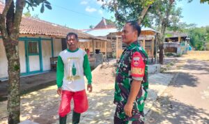 Babinsa Jurangjero Koramil 02/Karangmalang Kodim 0725/Sragen Serka Supriyanto melaksanakan komsos dengan Bapak Gimo, salah satu warga binaan Dukuh Purworejo RT 13 di Desa Jurangjero, Kecamatan Karangmalang, Kabupaten Sragen, pada Selasa (28/3/2023)