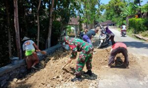 Serka Totok Babinsa Desa Bagor Koramil 16/Miri Kodim 0725/Sragen melaksanakan Kegiatan Karya Bhakti pengurukan jalan bersama Warga Masyarakat Dukuh Genengsari RT 08 Desa Bagor, Kecamatan Miri, Kabupaten Sragen, pada Rabu (29/3/2023).