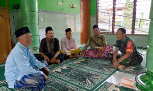 Sertu Darmadi, Babinsa Desa Plosokerep Koramil 02/Karangmalang Kodim 0725/Sragen melaksanakan komunikasi sosial (komsos) dengan tokoh agama Dukuh Klimput RT 14, Desa Plosokerep, Kecamatan Karangmalang, Kabupaten Sragen, Jumat (31/3/2023)