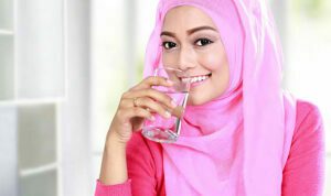 Jaga Asupan Cairan Selama Puasa