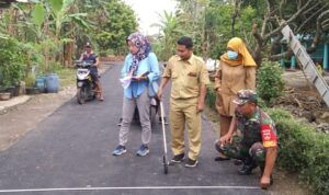 Babinsa Desa Glonggong Sertu Wahyono mendampingi Perangkat Desa melaksanakan pengukuran jalan dalam rangka program betonisasi dan pengecoran jalan tahun anggaran 2023 di Dukuh Glonggong, Desa Glonggong, Kecamatan Nogosari, Kabupaten Boyolali, pada Senin (10/4/2023).