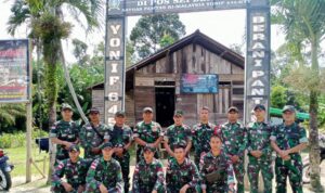 Prajurit Pos Sei Bening Satuan Tugas Pengamanan Perbatasan (Satgas Pamtas) RI-Malaysia Yonif 645/Gardatama Yudha mendapat kunjungan Komandan Komando Distrik Militer (Dandim) 1208/Sambas Letnan Kolonel Inf Dadang Armada Sari, S.I.P. beserta rombongan di Pos Sei Bening Satgas Pamtas Yonif 645/GTY, Desa Sei Bening, Kecamatan Sajingan Besar, Kabupaten Sambas, Sabtu (1/4/2023).