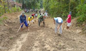 Babinsa Koramil 14/Klego Kodim 0724/Boyolali Serda Suwito bersama warga turut serta bergotong royong dalam rangka perbaikan jalan Dukuh Glodog, Desa Sendangrejo, Kecamatan Klego, Kabupaten Boyolali, pada Minggu (9/4/2023).