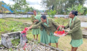 Ketua Persit KCK Kodim 1702/JWY Dr. Ida Waromi Murip melaksanakan ziarah di Taman Makam Pahlawan Wamena, Distrik Wamena, Kabupaten Jayawijaya, Papua Pegunungan, Selasa (11/4/2023).