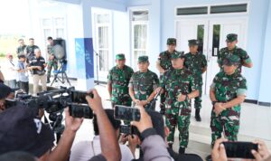 Panglima TNI Laksamana TNI Yudo Margono S.E., M.M. didampingi Kasad Jenderal TNI Dudung Abdurachman S.E. M.M. saat Konferensi Pers di Lanud Yohanis Kapiyau Timika, Papua, Selasa (18/4/2023)