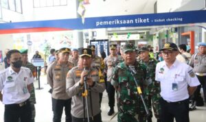 bersama Pangdam V Brawijaya Mayjend TNI Farid Makruf meninjau Pospam dan Posyan di beberapa titik di Jawa Timur di antaranya Stasiun Gubeng, Surabaya