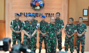 Komandan Pusat Polisi Militer (Danpuspom) TNI Laksda TNI Edwin saat menggelar konferensi pers bersama Kapuspen TNI Laksda TNI Julius Widjojono di Puspen TNI Cilangkap Jakarta Timur, Jumat (21/4/2023).