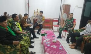 Anggota Koramil 16/Karanggede Kodim 0724/Boyolali yang dipimpin Serka Soetarto bersama Anggota Polsek Karanggede melaksanakan kegiatan komunikasi sosial dengan tokoh agama di Desa Karangkepoh, Kecamatan Karanggede, Kabupaten Boyolali, pada Selasa (25/4/2023)