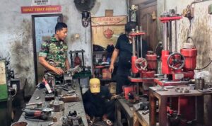 Babinsa Koramil 13/Nogosari Kodim 0724/Boyolali Serda Sukma Puji Kuncahya menjalin komunikasi sosial (Komsos) dengan bapak Awan warga binaan yang mempunyai usaha bengkel Bubut di Dukuh Mencil, Desa Glonggong, Kecamatan Nogosari, Kabupaten Boyolali. Minggu (30/4/2023).