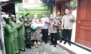 Danramil 03/Serengan Kapten Inf Narno mewakili Dandim 0735/Surakarta didampingi Ibu Ketua Persit KCK Ranting 04 Koramil 03/Serengan serta Babinsa Kratonan Sertu Suwarno dan Koptu Resbiyanto pada pukul 10.00 Wib sampai selesai melaksanakan kegiatan penyerahan Kunci Rumah Ibu Puspita Bertempat di RT.04/Rw. 01 Kratonan Serengan Surakarta, pada Selasa (11/4/2023).