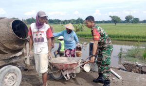 Serda Agus Babinsa Ds. Kalangan Koramil 15/Gemolong Kodim 0725/Sragen melaksanakan giat Wanwil pembangunan talud dengan warga binaan di Dk. Sendang Rt.10, pada Jum’at (5/5/2023)
