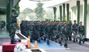 prajurit dan PNS Korem 081/DSJ beserta Satdisjan Madiun melanjutkan dengan melakukan latihan defile, bertempat di Makorem 081/DSJ, Jl. Pahlawan No. 50 Kota Madiun, Senin (8/5/2023)
