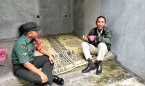 Serda Hartono Babinsa Desa Bukuran Koramil 18/Kalijambe melaksanakan komunikasi sosial (komsos) dengan Bapak Sutar warga Dukuh Sendang RT 15 Desa Bukuran, Kecamatan Kalijambe, pada Kamis (11/5/2023)