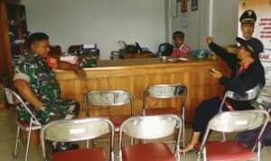 Babinsa Koramil 20/Kismantoro Kodim 0728/Wonogiri Sertu Agung Karyono melakukan komunikasi sosial (komsos) dengan perangkat desa dan tokoh agama di wilayah binaan.