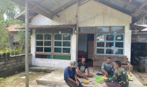 Kopda Basuki bersama rekanya disuguhi air degan atau air kelapa muda oleh warga Desa Harapan Baru, Kecamatan Matan Hilir Selatan, Kabupaten Ketapang, Kamis (18/5/2023).