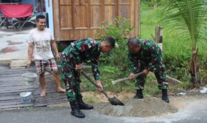 Anggota Satgas TMMD Reguler Ke-116 Kodim 1012/Buntok mereka juga tak segan turun tangan membantu kegiatan warga membuat adonan semen untuk mengecor pondasi rumah, di Desa Danau Ganting, Kecamatan Dusun Selatan, Kabupaten Barito Selatan, Provinsi Kalimantan Tengah, Sabtu (20/5/2023)