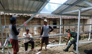 Serka Mukmin Babinsa Desa Sunggingan Koramil 16/Miri Kodim 0725/Sragen membantu Pembuatan Kandang Kambing Milik Bp Tugino warga Dk Karangnongko Rt 10 Ds Sunggingan, Kecamatan Miri, Kabupaten Sragen, Selasa (2/5/2023).