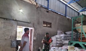 Babinsa Gebang Serda Andriyan Eko P melaksanakan pendataan stok beras di penggilingan UD Ragil Nguripi di Desa Gebang, Kecamatan Masaran, Kabupaten Sragen, pada Selasa (2/5/2023).