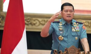 Panglima TNI Laksamana TNI Yudo Margono, S.E., M.M. saat memberikan pengarahan kepada aparat penegak hukum di lingkungan TNI, bertempat di Aula Gatot Subroto Mabes TNI, Cilangkap, Jakarta Timur, Rabu (3/5/2023).