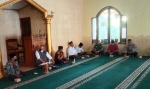Danramil 12/Gesi Kodim 0725/Sragen menghadiri undangan pengajian rutin Lapanan di Masjid IPHI Desa Gesi, Kecamatan Gesi, Rabu (31/5/2023).