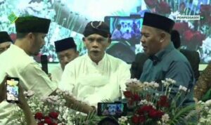Ustadz Hannan Attaki ketika dibaiat menjadi bagian dari jam'iyah Nahdlatul Ulama oleh Ketua PWNU Jawa Timur KH Marzuki Mustamar,bersamaan dengan acara Halal Bihalal 1444 H Keluarga Besar Pondok Pesantren Sabilurrosyad Gasek, Malang, Jawa Timur, Kamis (11/5/2023). (foto: istimewa)