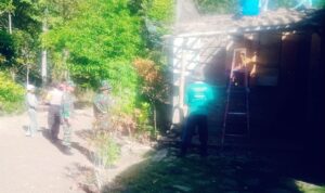 anggota Koramil 12/Eromoko yang dipimpin oleh BatiTuud Peltu Tetuko, bergotong-royong bersama warga melaksanakan karya bakti berupa bedah rumah tidak layak huni (rutilahu), Jumat (2/6/2023).