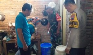 Serka Sugito yang merupakan Babinsa Kelurahan Kroyo Koramil 02/Karangmalang Kodim 0725/Sragen melaksanakan PSN pemberantasan sarang nyamuk di wilayah kampung Putatan RW 2 Kelurahan Kroyo, Jumat (9/6/2023).