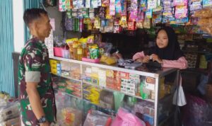 Serma Fitalis Erwan melaksanakan Komunikasi Sosial (komsos) dengan pelaku UMKM (Usaha Mikro Kecil dan Menengah) bersama Ibu Haryani Jl. Yos Sudarso RT 01 RW 15 Kelurahan Serengan Kecamatan Serengan, Selasa (13/6/2023).