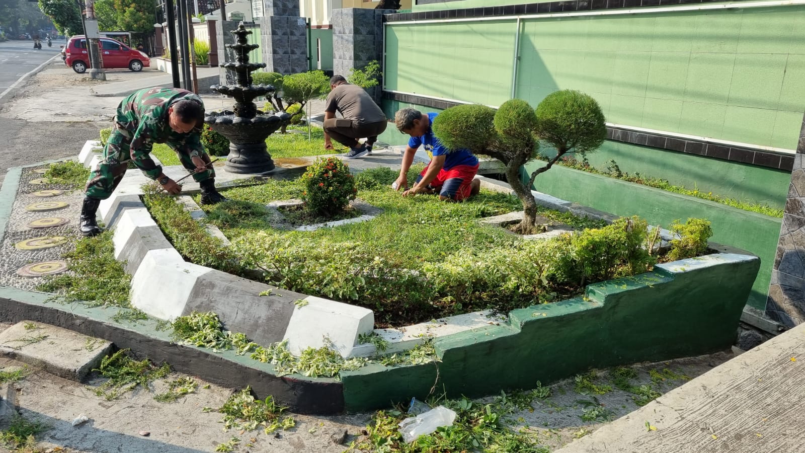 Anggota Koramil 03/Serengan Kodim 0735/Surakarta saat membersihkan sekitar Kantor Koramil 03 Serengan di Jln. Veteran No. 375 Serengan, Kota Surakarta, Jumat (16/6/2023). (foto: Agus kemplu)