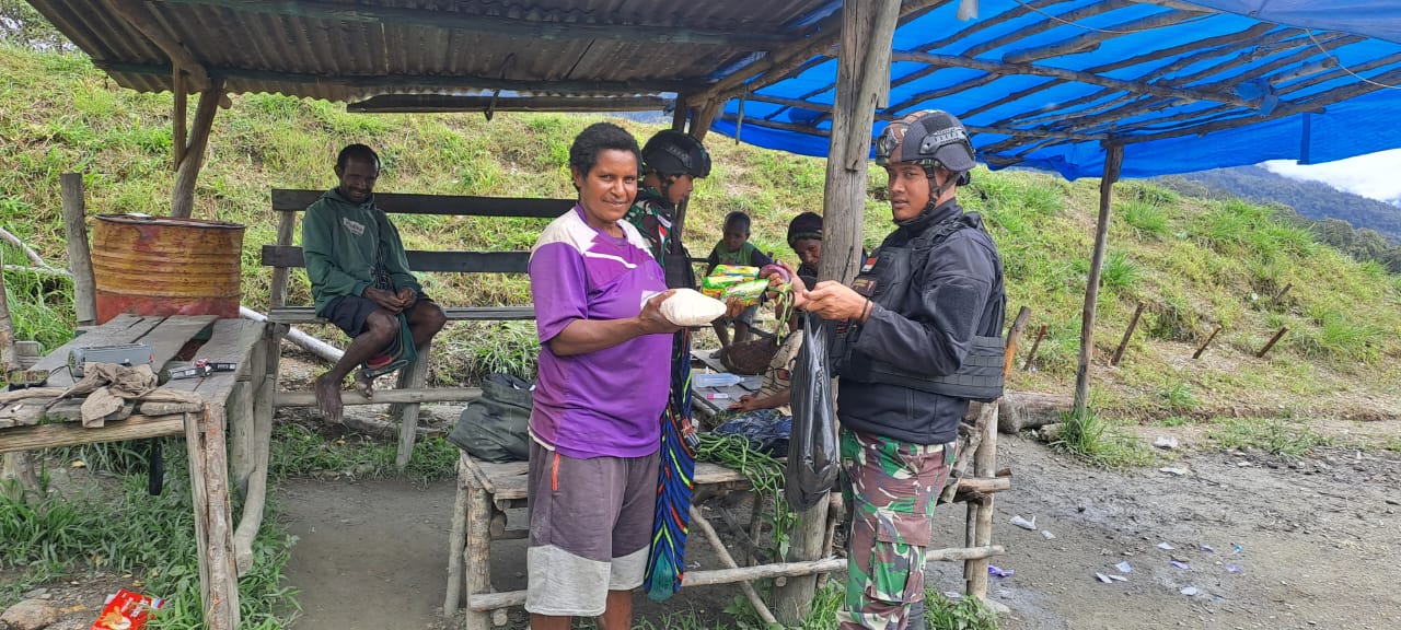 personel Satgas Yonif RK 115/ML dari Pos Ramil Yambi, Tinolok dan Tirineri secara sukarela membantu kesulitan masyarakat dengan barter bahan makanan yang dimiliki dengan hasil kebun yang dibawa oleh masyarakat ke pos