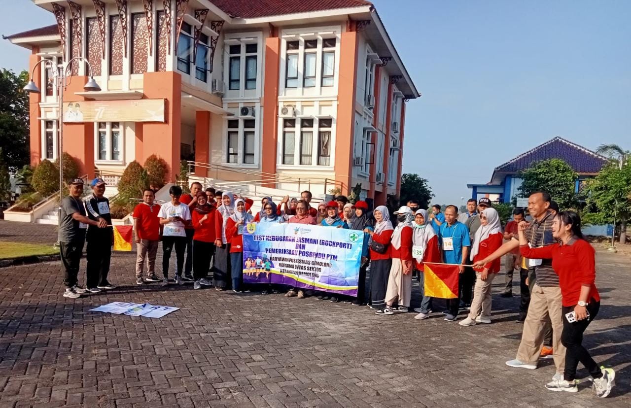 Danramil 15/Gemolong Kodim 0725/Sragen Kapten Inf Hartadi beserta 3 Anggota Menghadiri Kegiatan Gerakan Pengendalian Penyakit Prioritas (Kardiovaskuler DM TB) Serta Kebugaran Jasmani di Halaman Kantor Kecamatan Gemolong, Kabupaten Sragen, Jumat (23/6/2023).