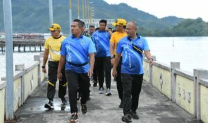 Danrem 023/KS Kolonel Inf Lukman Hakim bersama prajurit dan PNS Korem 023/KS melaksanakan olahraga jalan santai dengan berjalan kaki menelusuri perkampungan Kota Sibolga, Selasa (27/6/2023).