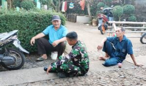 Serda Rosidi, Babinsa Koramil 14/Jatisrono Kodim 0728/Wonogiri melaksanakan komunikasi sosial (komsos) dengan warga di Desa Rejosari Kecamatan Jatisrono yang menjadi wilayah binaanya, Jumat (30/6/2023).